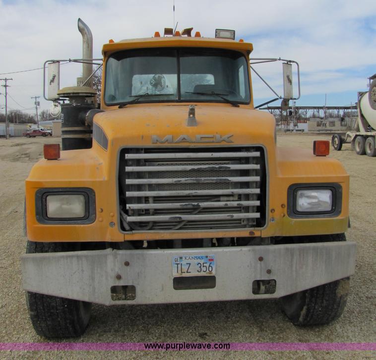 image for item 5174 1994 Mack RD690S cab and chassis