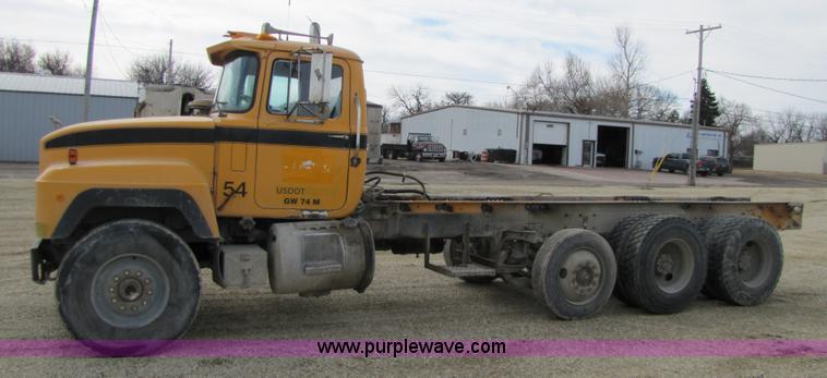 image for item 5174 1994 Mack RD690S cab and chassis