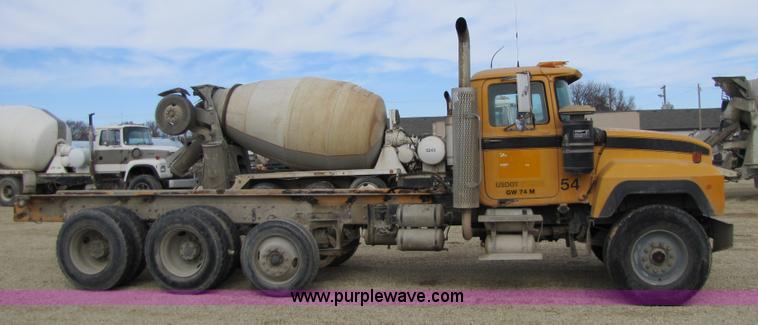 image for item 5174 1994 Mack RD690S cab and chassis