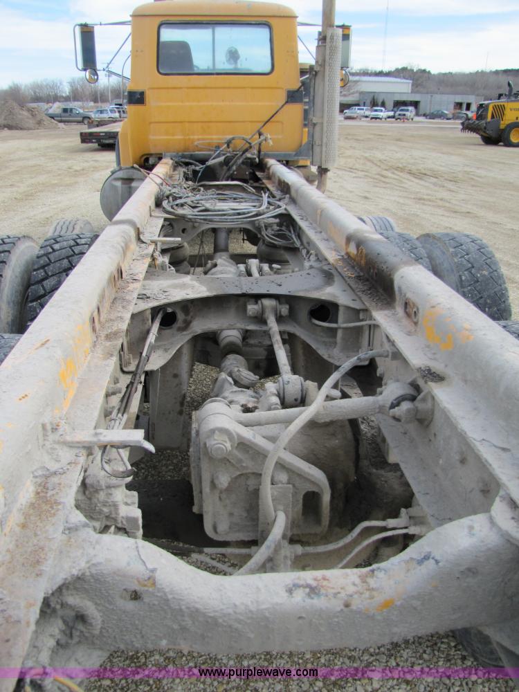 image for item 5174 1994 Mack RD690S cab and chassis