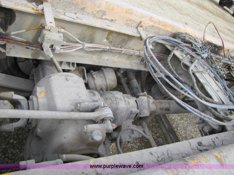 image for item 5174 1994 Mack RD690S cab and chassis