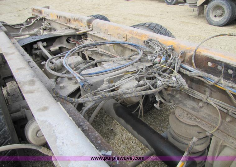 image for item 5174 1994 Mack RD690S cab and chassis