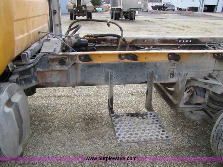 image for item 5174 1994 Mack RD690S cab and chassis