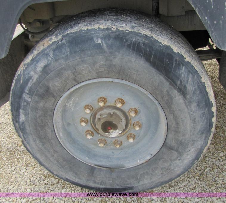 image for item 5174 1994 Mack RD690S cab and chassis