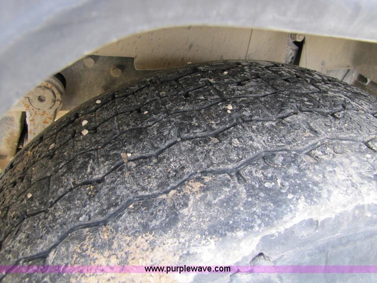 image for item 5174 1994 Mack RD690S cab and chassis