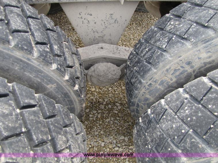 image for item 5174 1994 Mack RD690S cab and chassis