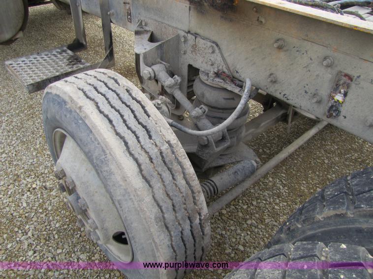 image for item 5174 1994 Mack RD690S cab and chassis