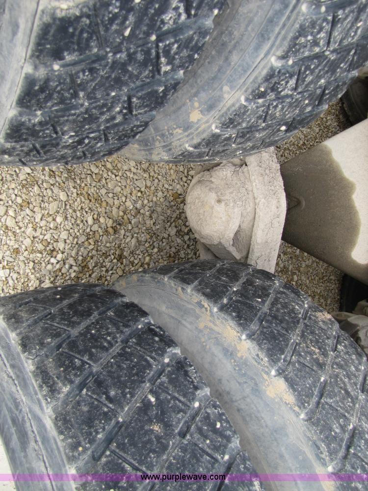 image for item 5174 1994 Mack RD690S cab and chassis