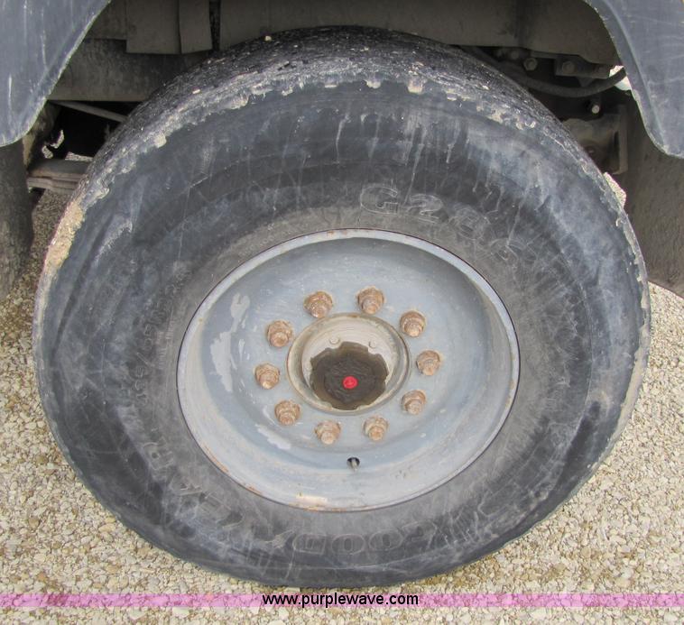 image for item 5174 1994 Mack RD690S cab and chassis