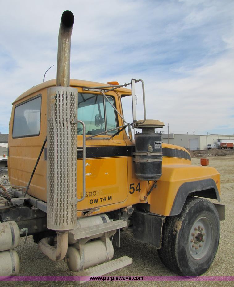 image for item 5174 1994 Mack RD690S cab and chassis