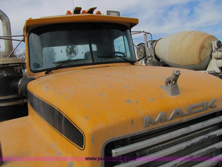 image for item 5174 1994 Mack RD690S cab and chassis