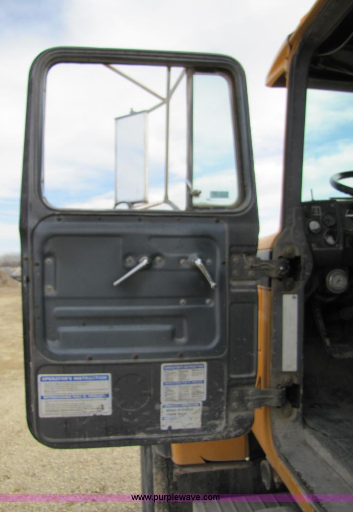 image for item 5174 1994 Mack RD690S cab and chassis