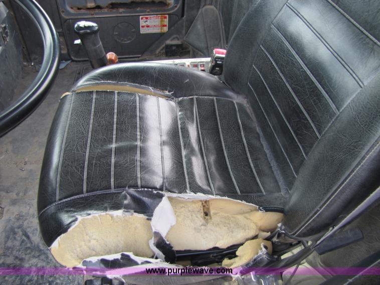 image for item 5174 1994 Mack RD690S cab and chassis