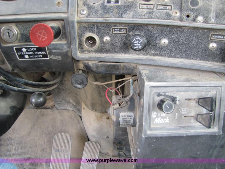 image for item 5174 1994 Mack RD690S cab and chassis