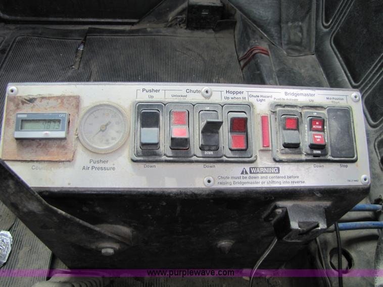 image for item 5174 1994 Mack RD690S cab and chassis