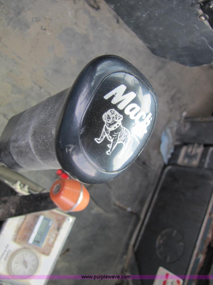 image for item 5174 1994 Mack RD690S cab and chassis