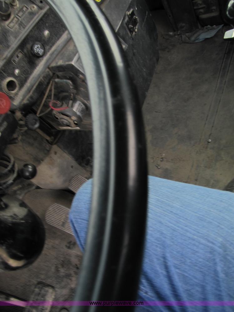 image for item 5174 1994 Mack RD690S cab and chassis