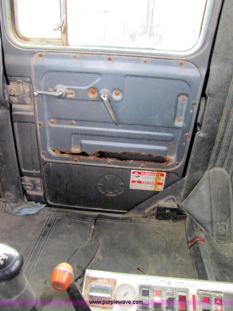 image for item 5174 1994 Mack RD690S cab and chassis