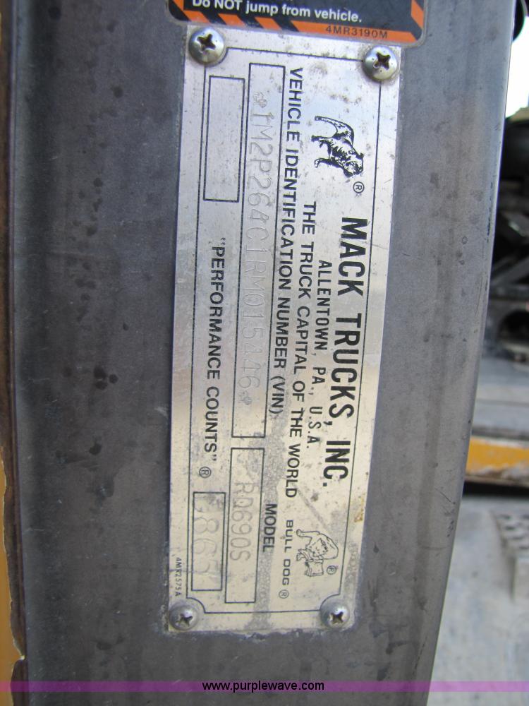 image for item 5174 1994 Mack RD690S cab and chassis