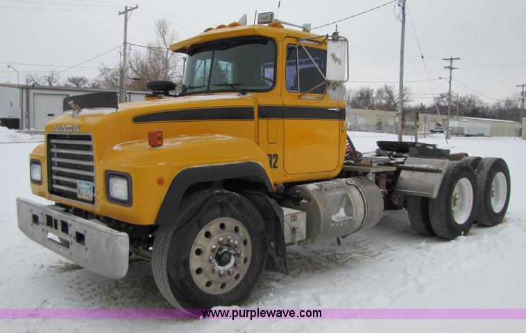 image for item 5176 1998 Mack RD688S tractor