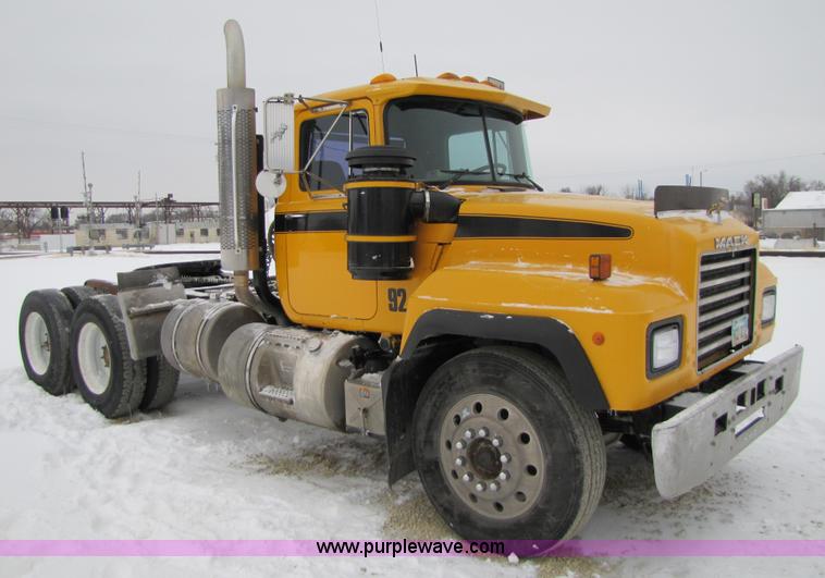 image for item 5176 1998 Mack RD688S tractor