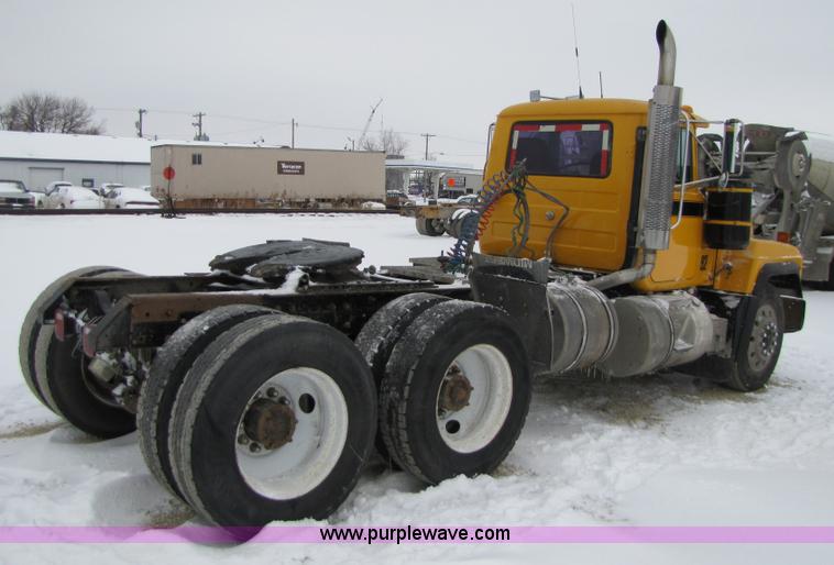 image for item 5176 1998 Mack RD688S tractor