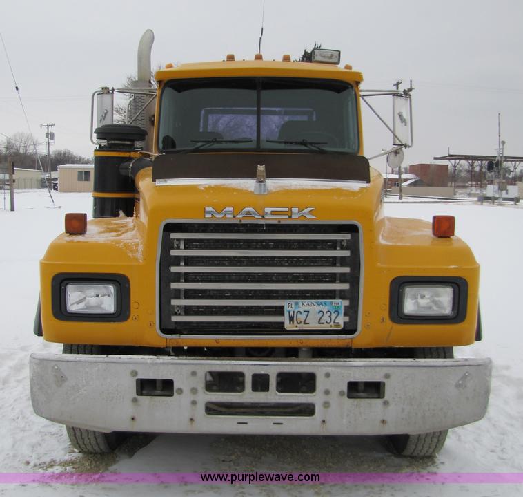 image for item 5176 1998 Mack RD688S tractor