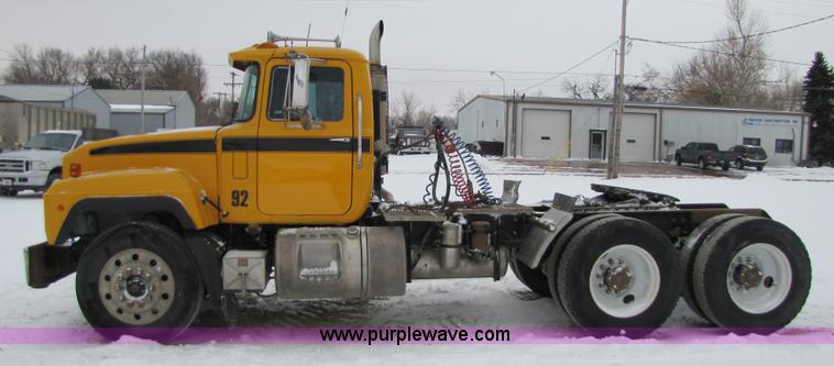 image for item 5176 1998 Mack RD688S tractor