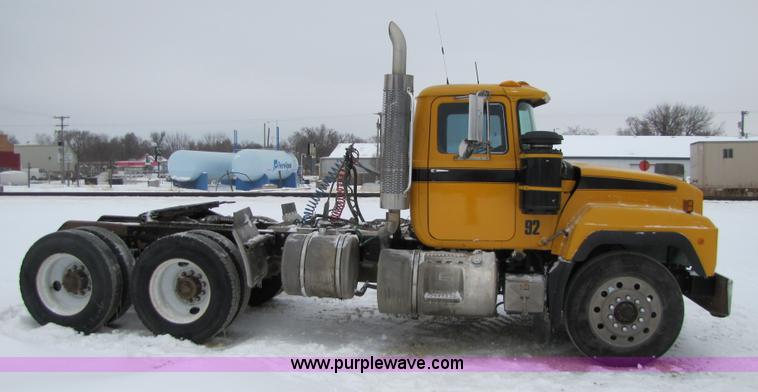 image for item 5176 1998 Mack RD688S tractor