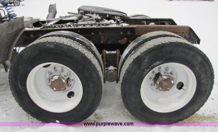 image for item 5176 1998 Mack RD688S tractor