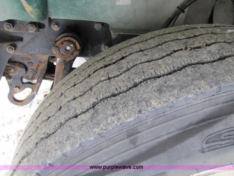 image for item 5176 1998 Mack RD688S tractor