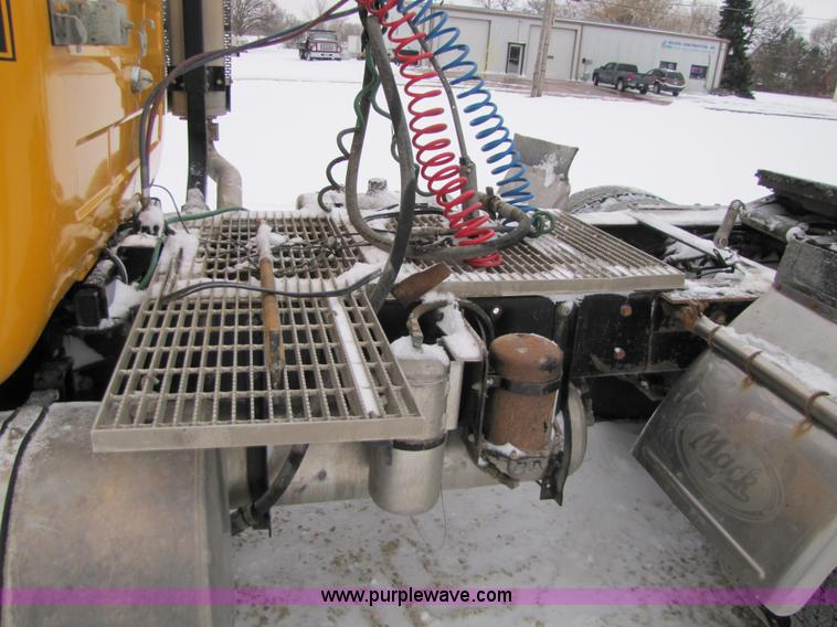 image for item 5176 1998 Mack RD688S tractor