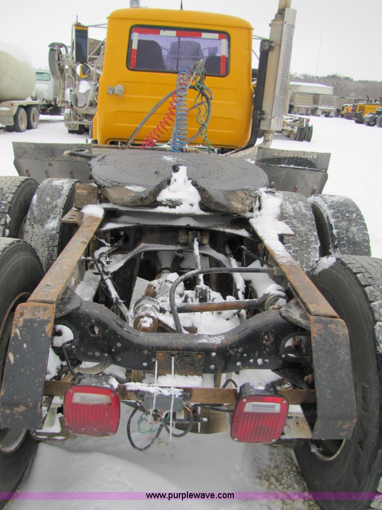 image for item 5176 1998 Mack RD688S tractor