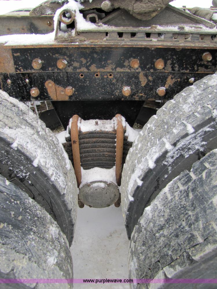 image for item 5176 1998 Mack RD688S tractor