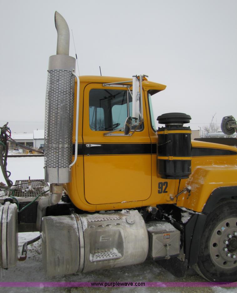 image for item 5176 1998 Mack RD688S tractor