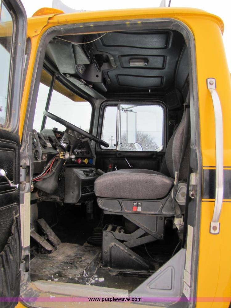 image for item 5176 1998 Mack RD688S tractor