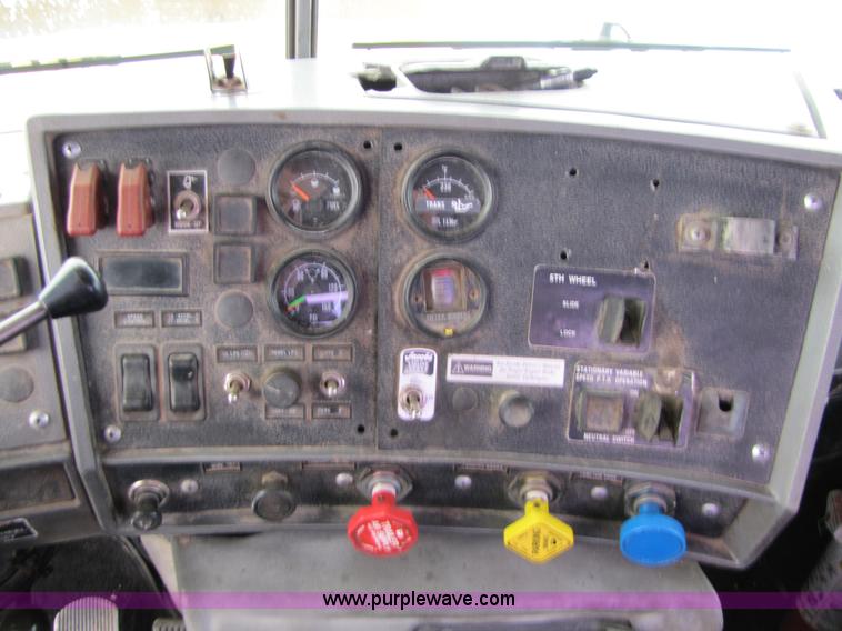 image for item 5176 1998 Mack RD688S tractor