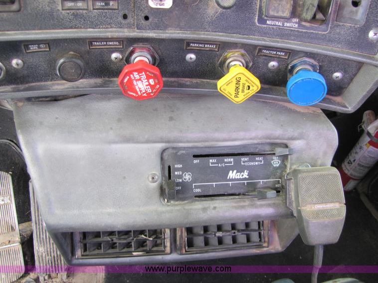 image for item 5176 1998 Mack RD688S tractor