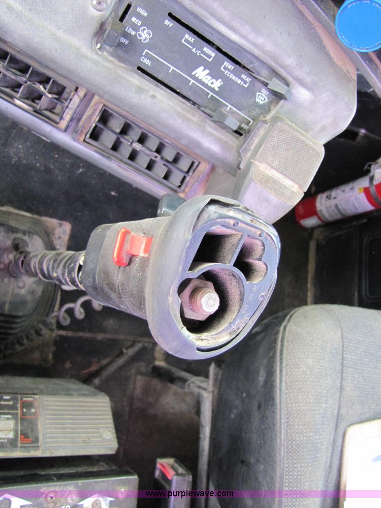 image for item 5176 1998 Mack RD688S tractor