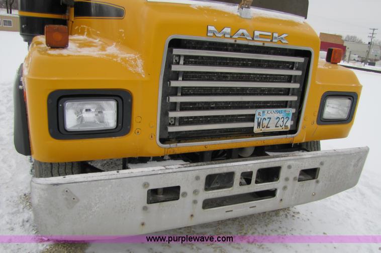 image for item 5176 1998 Mack RD688S tractor