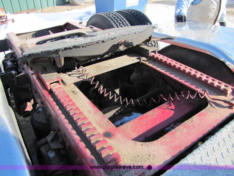 image for item 5307 2000 Peterbilt 379 semi truck