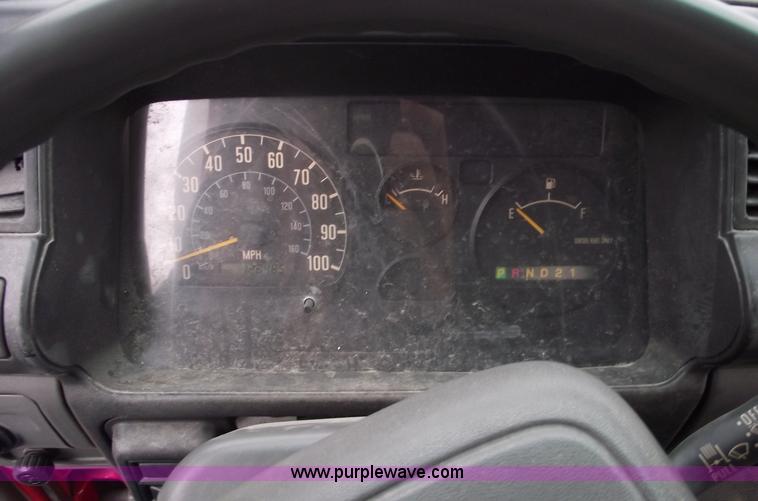 image for item 5450 2000 Isuzu NPR box truck