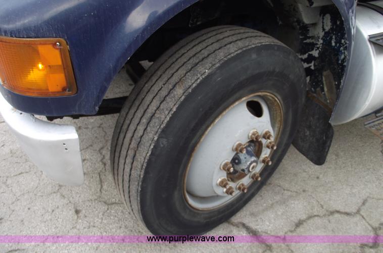 image for item 5453 1994 International 8100 semi truck