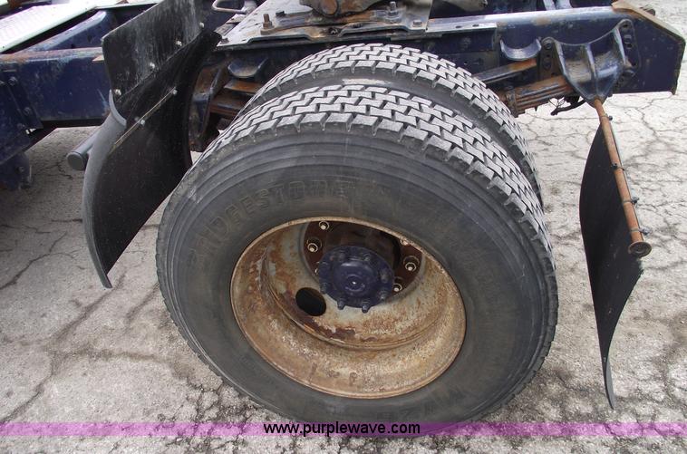 image for item 5453 1994 International 8100 semi truck