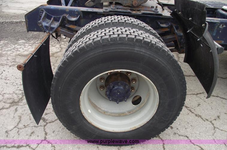 image for item 5453 1994 International 8100 semi truck