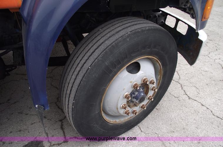 image for item 5453 1994 International 8100 semi truck