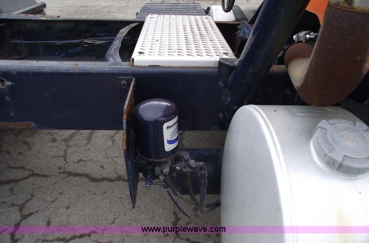 image for item 5453 1994 International 8100 semi truck