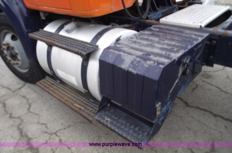 image for item 5453 1994 International 8100 semi truck