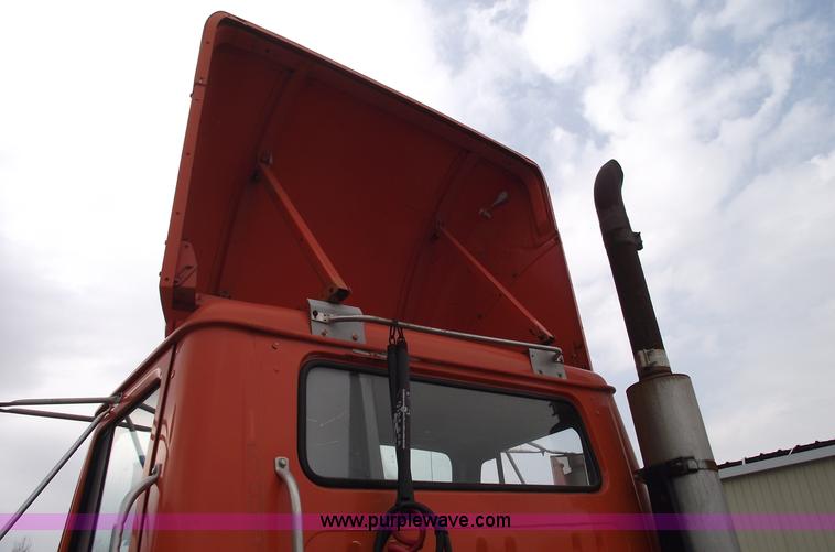 image for item 5453 1994 International 8100 semi truck