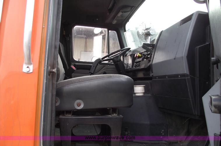 image for item 5453 1994 International 8100 semi truck